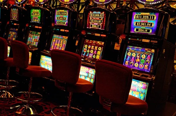 madu3030 live-dealer table and slot game screens
